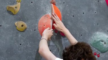 Sıska Beyaz Erkek Kaya Kayası Düşüyor