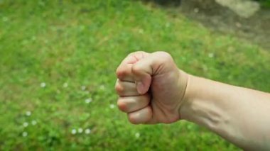 Geniş El Taş Kağıt Makas Makas, Makas Oynar ve Beyaz El 'i Çimende Kazanır