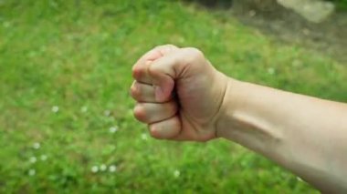 Geniş El Taş Kağıt Makas Kağıt oynuyor ve arka planda beyaz el kazanıyor