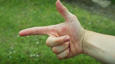 Parmak Silahları Tik El Hareketi Beyaz Erkek El Çimende