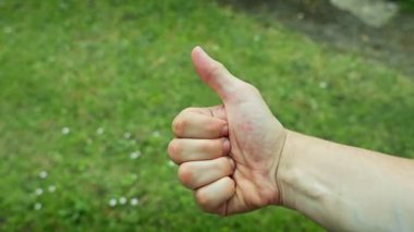 Beyaz Erkek El Yavaşça Beşe Kadar Sayıyor