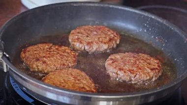 Kızartma Tavasında Dört Kalın Biftek Köftesi