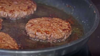 Tavada Kızarmış Sığır Burger Burgerlerini Kapatın