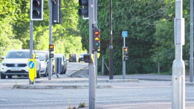 Arka planda ağaçlar ve yollar ile Kırmızı 'dan Yeşil' e giden bisiklet trafiği
