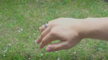 Yüzükte Gümüş Yüzük Gösteriliyor Parmak Beyaz Erkek El Çimende