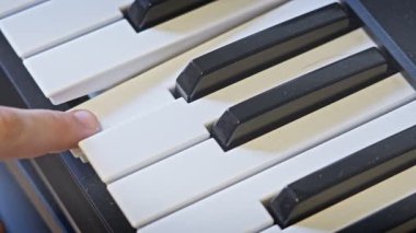 Elektrikli Piyano Çapraz Vuruşu C Çalarken Aralıksız Beyaz Erkek El