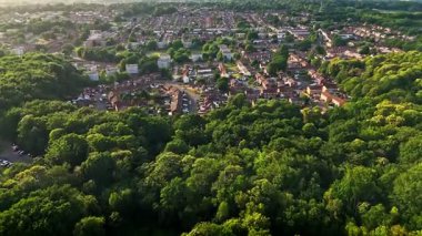 Suburban Thornhill Southampton 'un şehre ulaşmadan önce ormanın üzerinden uçuşu.