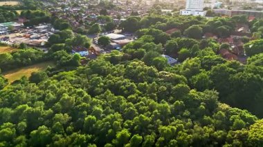 Kenar Mahalle İnsansız Hava Aracı Şehir Bölgesi 'ne Çıkmadan Önce Yoğun Orman