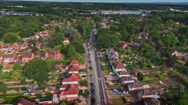 Hava Aracı Düşük Açı Köy Varoşları Bursledon, Southampton 'daki Hamble Nehri' ne doğru ilerliyor. 