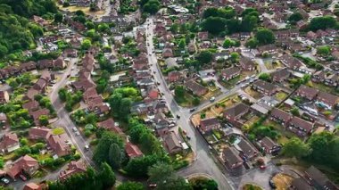 Düşük Açı İngiliz Banliyöleri Bursledon, İngiltere 'de İleri ve Sola Dönüyor