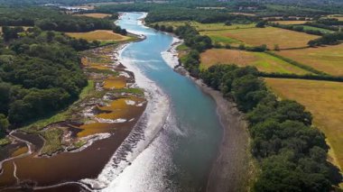 Yazın alçak gelgit ile nehir hamburgerinin havadan orta açısı