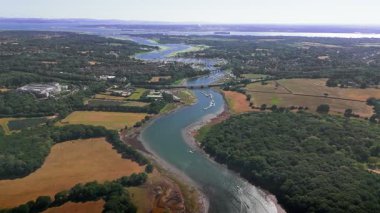 Hava Yüksek Açı İHA 'sı Hamble Nehri' nin aşağısında sağ kanadı görüntüledi.