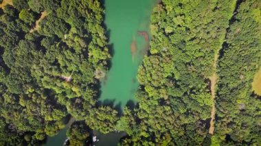 Yazın Doğa Koruma Alanındaki Uzun Mavi Göl 'ün Gökyüzü Kuşları Gözü üstgeçidi