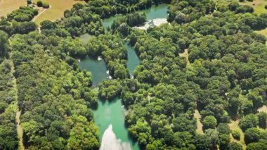 Hava manzarası Yazın 4 Parlak Mavi Gölet ile Sol Doğa Koruma Alanı