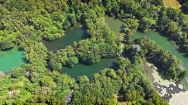 Hava Doğa Rezervi ve Parlak Mavi Göller Yazın Üst Geçitte Dönüyor