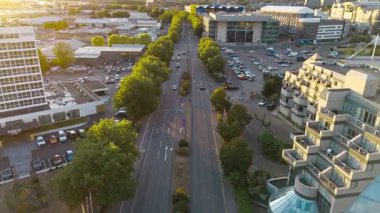 Yazın günbatımında Southampton şehrinden geçen hava üstgeçidi açısının ortası.