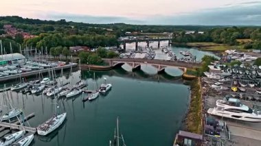 Yazın gün batımında Alçak Köprü ile Marina Nehri 'nin üzerinde uçan Havadan Alçak Açı