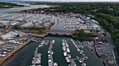 Hava Limanı Görünümü Yüksek Açı Nehir Rıhtımlarında Gün Batımında Uçuyor