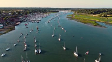 Hava aracı Hamble Nehri 'nin aşağısına doğru kayıkla inerken vuruldu ve yazın günbatımında limana yanaştı.