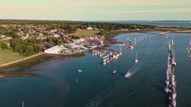 Hamble Nehri üzerinde hava aracı vuruldu. Yazın gün batımında Warsash rıhtımının solunda Nehre bakan ağız var.