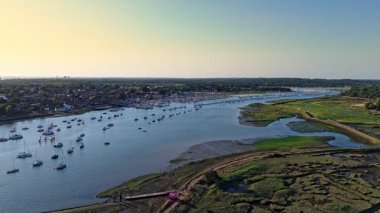 Havadaki yüksek drone, Hamble Nehri üzerinde Marina Limanı ve nehir kıyısındaki Doğa rezervli teknelerle yazın günbatımında vuruldu.