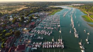 İHA, Hamble Marina Limanı 'nın yukarısında, yazın gün batımında teknelerin demirlediği havadan ateş açtı.