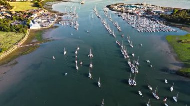 Hava aracı Hamble marina limanına doğru ilerlerken vuruldu. Yazın günbatımında tekneler dolu.