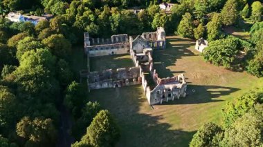 Antik İngilizce Netley Abbey 'nin Yazın Günbatımında Günbatımında Harabeler