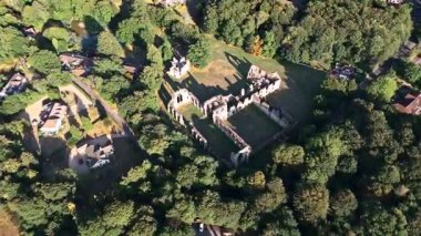 Hava Yüksek Açı İHA 'sı, Antik İngiliz Netley Abbey Harabeleri' nin üzerinde Yazın Günbatımında Çok Uzakta Çekildi