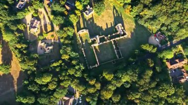 Hava sineması insansız hava aracı, yazın günbatımında İngiliz Netley Manastırı 'nın kalıntıları üzerinde bir aşağı bir yukarı hareket etti.