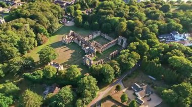 Hava aracı, Antik İngiliz Netley Abbey Harabelerinden uzaklaşırken yazın günbatımında çekim yaptı