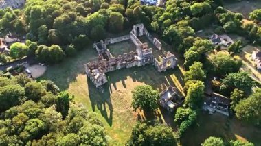 Hava aracı, Antik İngiliz Netley Abbey Harabelerinden uzaklaşırken yazın günbatımında çekim yaptı