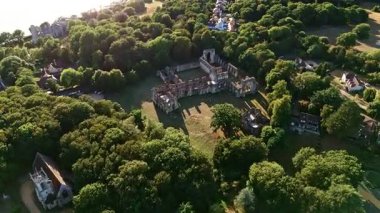 Hava Aracı, Antik İngiliz Netley Manastırı 'nın üzerinde, Yazın Denize Doğru Günbatımında Uçan Yüksek Açı Çekti