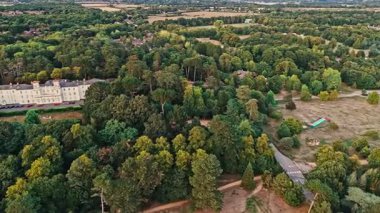 Hava aracı görüntüsü, yazın günbatımında İngiliz Beyaz Konağı ile Doğa Parkının tam üzerinde.