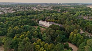 Hava Aracı, yazın günbatımında doğayla ve ağaçlarla çevrili İngiliz Beyaz Konağından çok uzakta kalan Panning 'i vurdu.