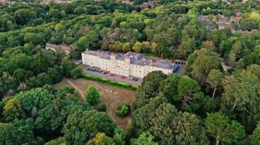 Hava aracı, yazın günbatımında ağaçlar ve doğa ile çevrili İngiliz Beyaz Malikanesi 'nin hemen üzerinde vuruldu.