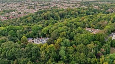 Hava Yüksek Açı Paneli, Victoria şehir parkının üzerinde ve yazın günbatımında ağaçlar ve doğa ile çevrelenmiş konutlarda İHA 'yı vurdu.