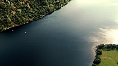 Yazın İngiltere Gölü Bölgesi 'nde göl kenarındaki ormanla birlikte Urallar Gölü' nün insansız hava aracı görüntüsü.