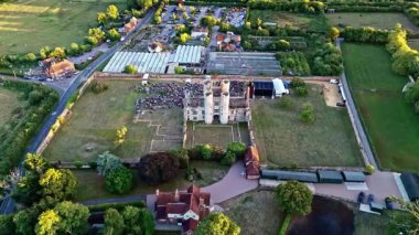 Antik İngiliz Titchfield Manastırı 'nın geniş açılı havadan çekilmiş görüntüleri. Yazın gün batımında büyük bir kalabalık yol kenarında toplanıyor.