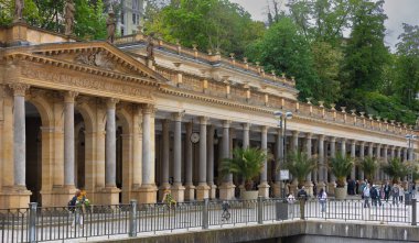 Çek Cumhuriyeti 'nde Colonnade. Mineral pınarlı bir sağlık merkezi. Yüksek kalite fotoğraf