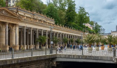 Çek Cumhuriyeti 'nde Colonnade. Mineral pınarlı bir sağlık merkezi. Yüksek kalite fotoğraf
