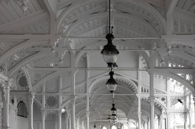 Mayıs 2024. Çek kaplıca kasabası Karlovy Vary 'de ahşap sütunlar. Yüksek kalite fotoğraf