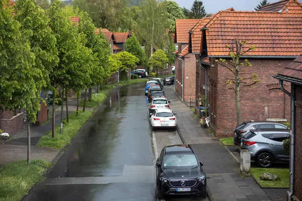 Bottrop, Almanya, 15 Mayıs 2024. Yağmur yağdıktan sonra sakin bir banliyö caddesi. Yüksek kalite fotoğraf