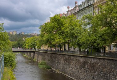 30 Nisan 2024, Karlovy Vary, Çek Cumhuriyeti, River Embankment. Yüksek kalite fotoğraf