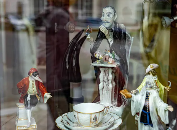 30 Nisan 2024 'te Çek Cumhuriyeti' nden Karlovy Vary vitrindeki bir vitrinde dramatik ve tarihsel karakterlerin yer aldığı porselen bir koleksiyon sergilendi.