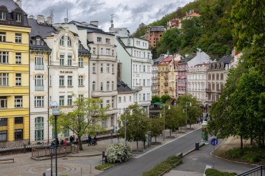 Karlovy Vary, Çek Cumhuriyeti. 30 Nisan 2024. Karlovy Vary 'nin pitoresk sokakları, eski dünya cazibesini bu ünlü Avrupa spa kasabasının sonsuz zarafetiyle harmanlıyor..