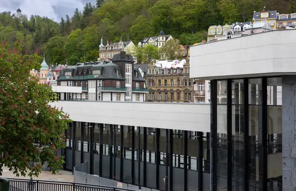 30 Nisan 2024. Çek Cumhuriyeti 'nin tarihi Karlovy Vary Gayzeri, büyüleyici renkli mimari, süslemeli sütunlar ve hareketli bir atmosfer karışımını sergiliyor.