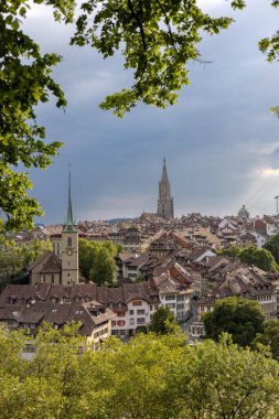 30 Mayıs 2023, Bern, İsviçre. Aare Nehri üzerindeki taş köprü ve Nydeggkirche çan kulesi. Yüksek kalite fotoğraf