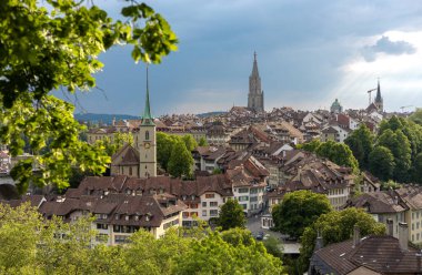 30 Mayıs 2023, Bern, İsviçre. Aare Nehri üzerindeki taş köprü ve Nydeggkirche çan kulesi. Yüksek kalite fotoğraf