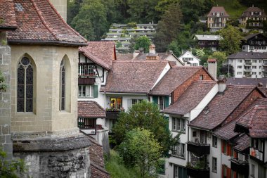 30 Mayıs 2023, Bern, İsviçre. Bern 'ün tarihi merkezinde Aare Nehri' nin kıyısındaki yerleşim yerleri. Yüksek kalite fotoğraf